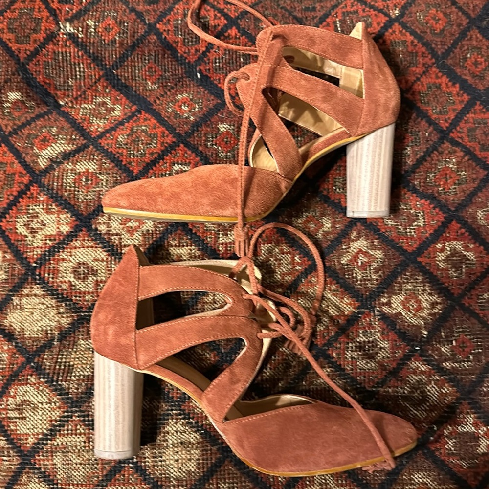 Sundance rose pink suede pumps, 3.5 inch heel, size 7 (37) Made in Spain.